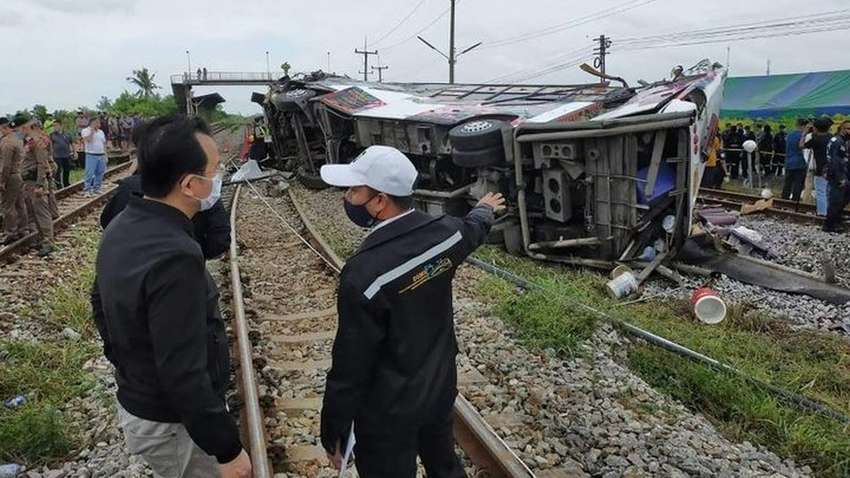 У Таїланді автобус зіткнувся з поїздом, є загиблі У Таїланді автобус зіткнувся з поїздом, є загиблі