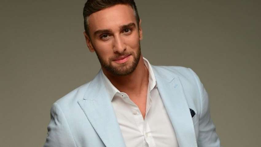 Самый красивый холостяк страны засветился с тремя девушками