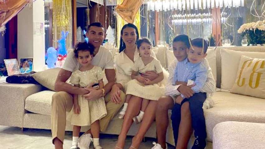 Без гламура и шумных вечеринок: как звезды встретили Новый год