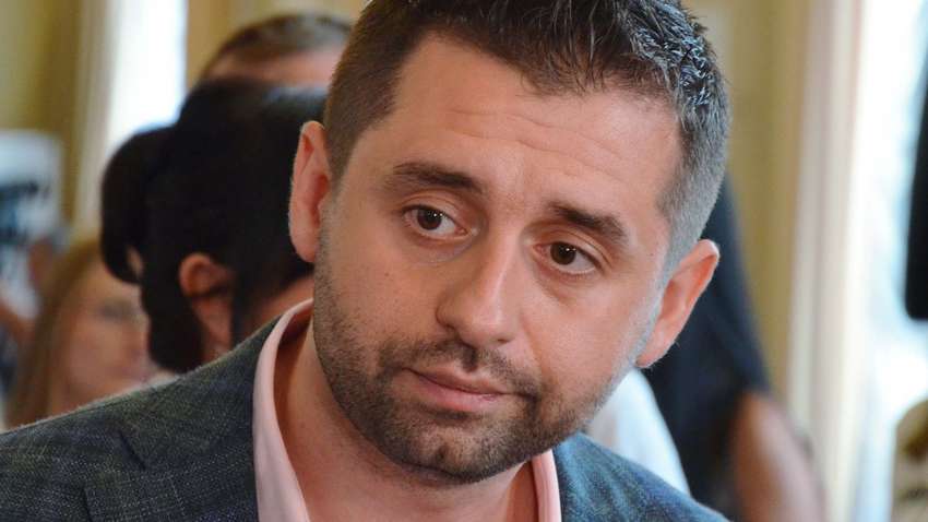 Главный слуга народа в ВР Арахамия ушел на самоизоляцию