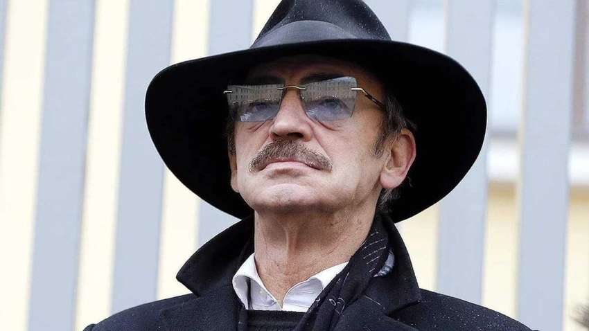 С известным исполнителем и актером случилась беда