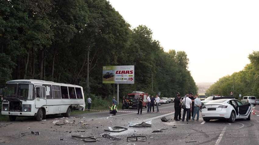 Под Хмельницким Tesla влетела в пассажирский автобус