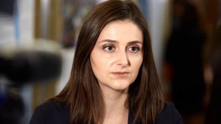 Скандал в ВР. Порошенко оскорбил коллегу нардепа, а его охрана препятствовала ее работе Скандал в ВР. Порошенко оскорбил коллегу нардепа, а его охрана препятствовала ее работе