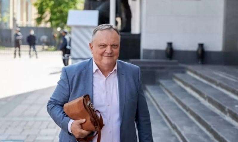 Приятное с полезным: очередной Слуга засветился на заседании ВР за просмотром эротики 