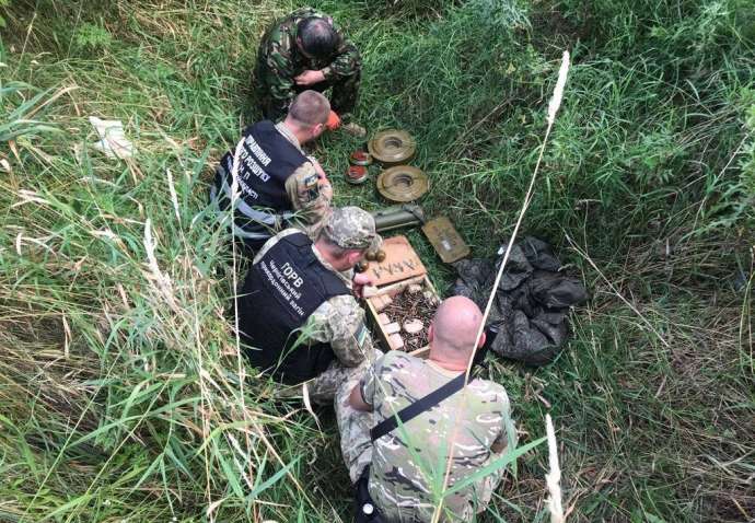 У границы с Беларусью нашли российское оружие и одежду (ФОТО) У границы с Беларусью нашли российское оружие и одежду (ФОТО)