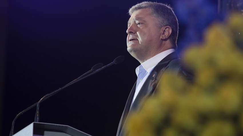"Ні капітуляції": під час віче Порошенко закидали яйцями