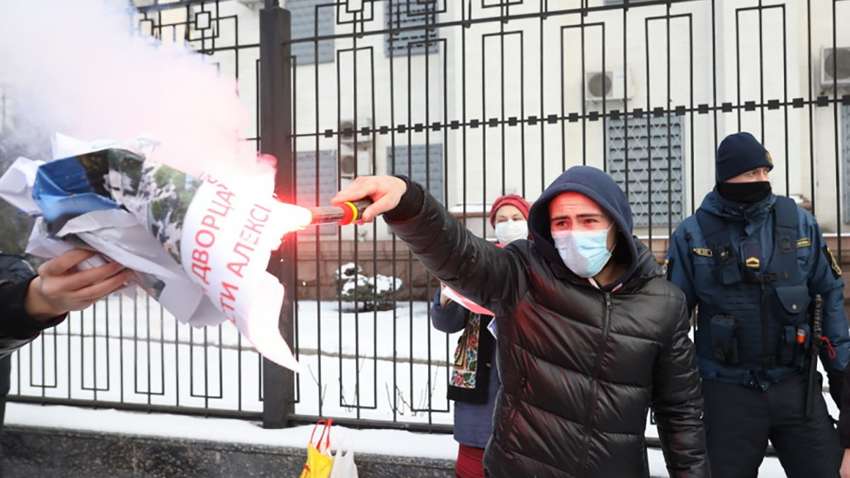 В Киеве сорвали акцию в поддержку Навального (фото, видео) В Киеве сорвали акцию в поддержку Навального (фото, видео)