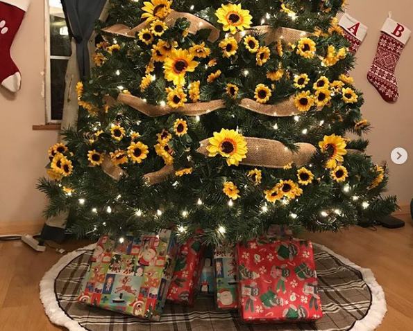 Елки в подсолнухах: дизайнеры рассказали о новом тренде в новогоднем декоре