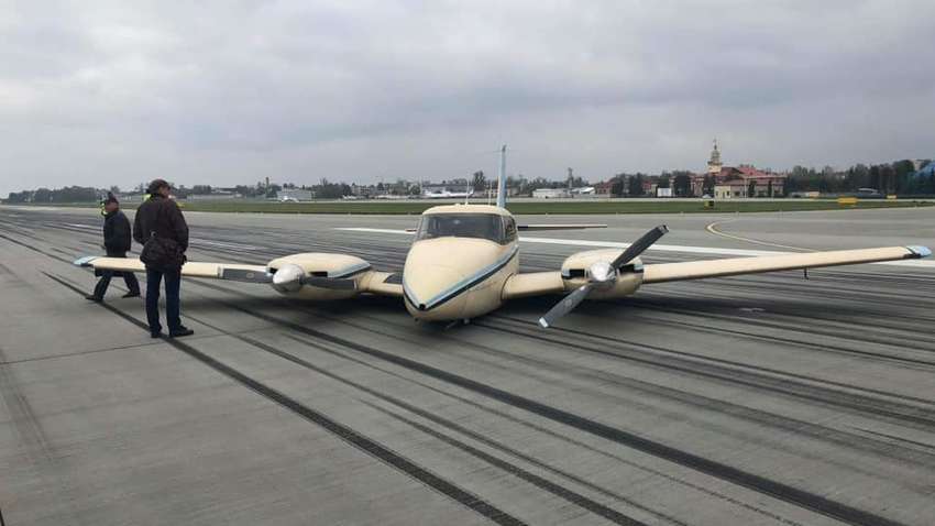 ФОТОФАКТ: во Львове самолет плюхнулся на "пузо" при посадке