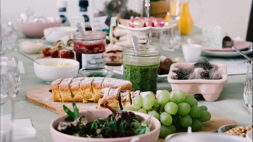 Почему эксперты не советуют пожилым и молодежи встречать Новый год за одним столом