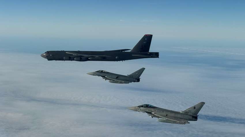 США отработали сброс ядерных бомб рядом с границей России (ФОТО) США отработали сброс ядерных бомб рядом с границей России (ФОТО)