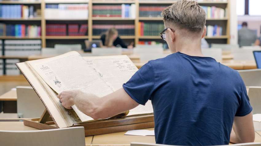 Компанія Google оцифрує десятки тисяч старовинних книг