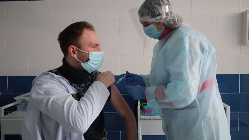 Врачи перечислили самые тревожные симптомы после вакцинации