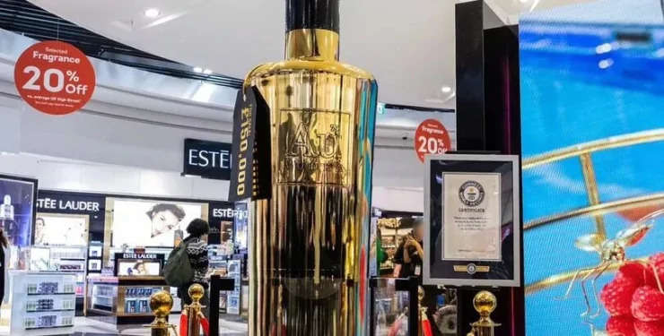 У Великій Британії продають рекордну пляшку горілки: її вистачить на 1500 осіб