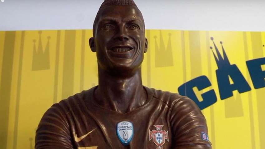 Видеофакт: португальський кондитер смастерил шоколадного Роналду во весь рост