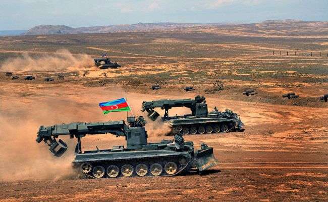 Между Азербайджаном и Арменией вспыхнули бои, есть убитые и раненые Между Азербайджаном и Арменией вспыхнули бои, есть убитые и раненые