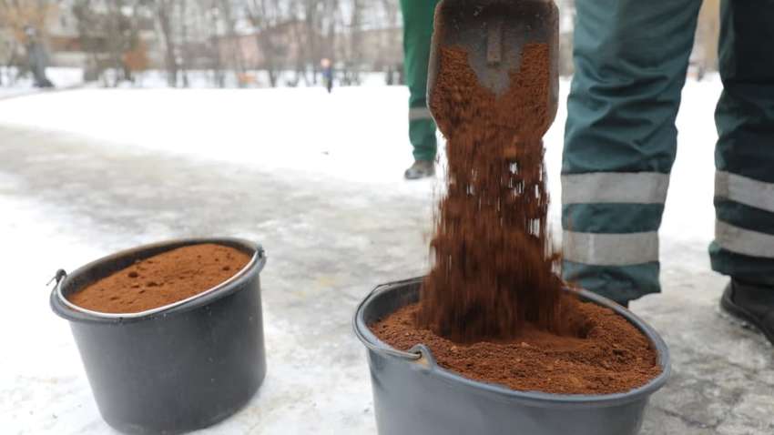 Львівський експеримент: з ожеледицею борються кавовою гущею (ФОТО, ВІДЕО)