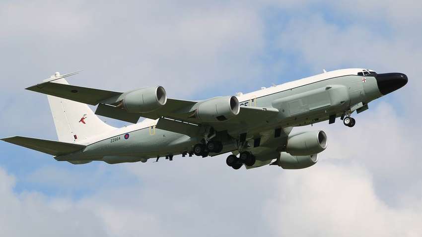 Российский истребитель Су-27 выпустил ракету по британскому самолету Boeing RC-135