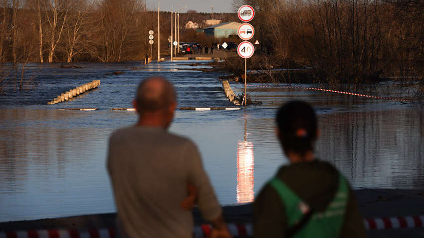 В России паводок вышел на новый уровень. Большая вода пробивает все рекорды В России паводок вышел на новый уровень. Большая вода пробивает все рекорды