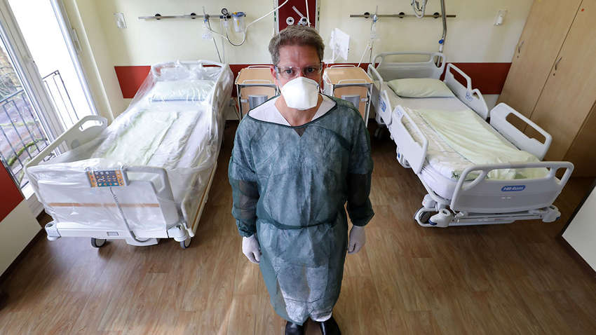 Меркель запретила немцам встречаться в компаниях свыше двух человек 