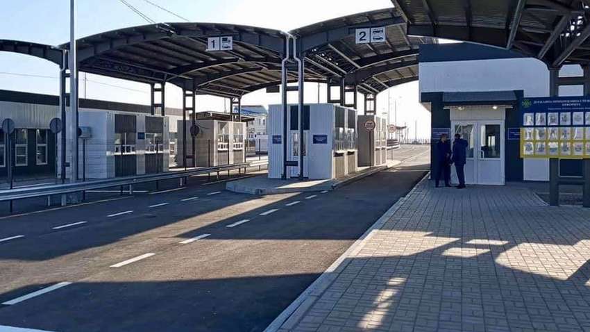 Україна відкрила 2 КПВВ на кордоні з Кримом