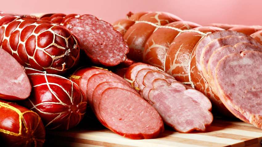 Українцям розповіли, яку ковбасу не можна купувати