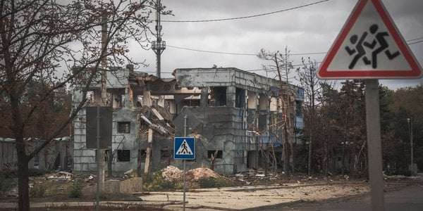 Сотні людей відмовляються евакуюватися з Курахового та Часів Яра, чекаючи на окупацію Сотні людей відмовляються евакуюватися з Курахового та Часів Яра, чекаючи на окупацію