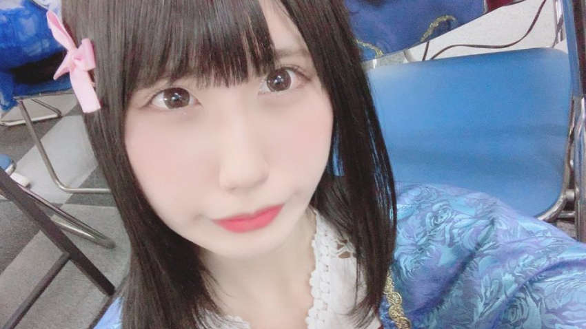 Выследил по отражению в зрачках на селфи: в Японии фанат напал на певицу 