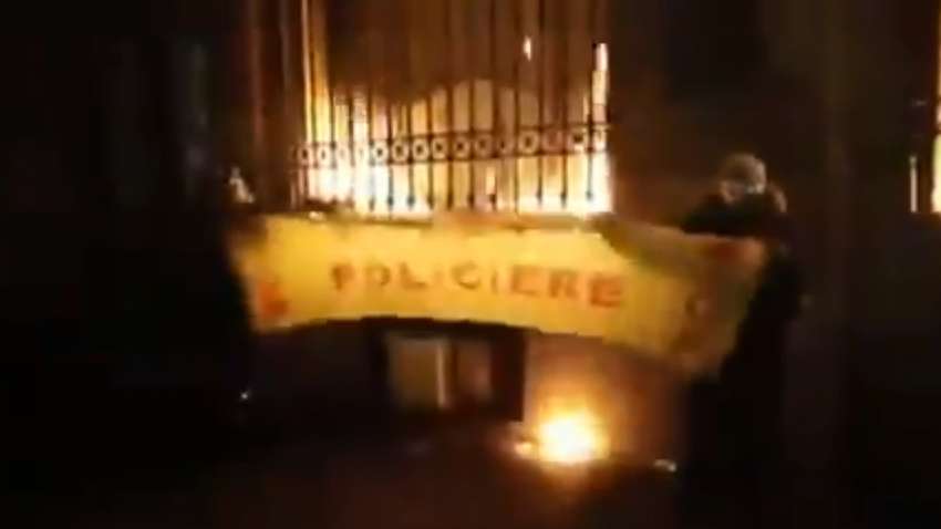 У Парижі підпалили банк під час протестів (відео)