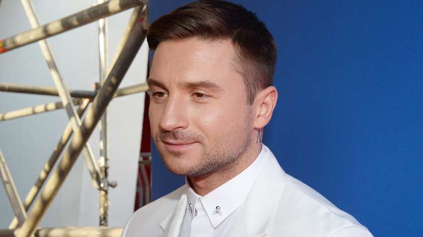 Російський співак таємно одружився, щоб врятуватися від покарання Кремля