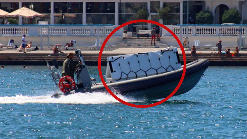 У Криму помітили російський катер з незвичним багажем: що перевозять військові РФ У Криму помітили російський катер з незвичним багажем: що перевозять військові РФ
