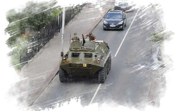 Автобус с разбитыми стеклами и БТРы: онлайн-трансляция с места захвата заложников в Луцке Автобус с разбитыми стеклами и БТРы: онлайн-трансляция с места захвата заложников в Луцке