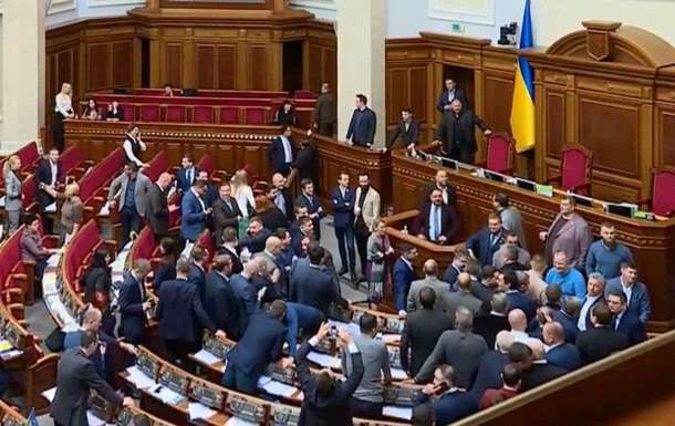 Скандальный рынок земли: в Верховной Раде заблокировали трибуну до начала заседания