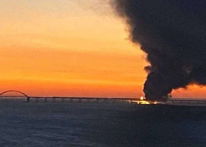 Над крымским мостом черный дым: росСМИ подтвердили, что горит (ФОТО) Над крымским мостом черный дым: росСМИ подтвердили, что горит (ФОТО)