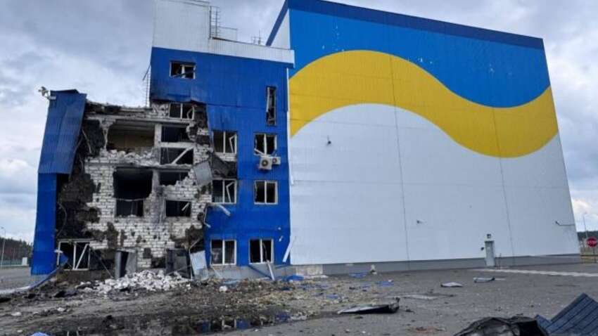 Атака в зоне ЧАЭС: появились фото поврежденного ядерного объекта и обломков дрона Атака в зоне ЧАЭС: появились фото поврежденного ядерного объекта и обломков дрона