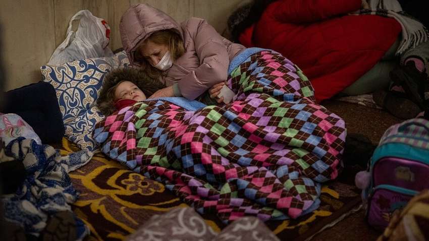 Окупанти використовують українських дітей як живий щит при переміщенні колон техніки - розвідка Окупанти використовують українських дітей як живий щит при переміщенні колон техніки - розвідка