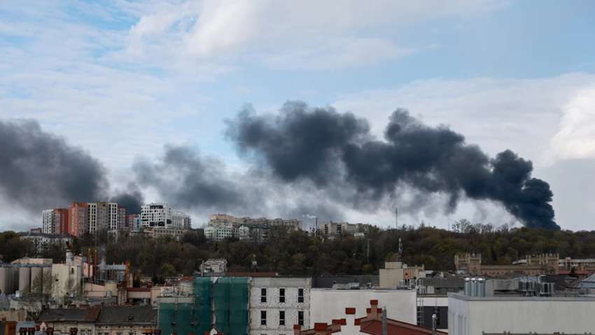 Падали на землю и прыгали в воду: показали видео с камер наблюдения при взрыве в Кременчуге