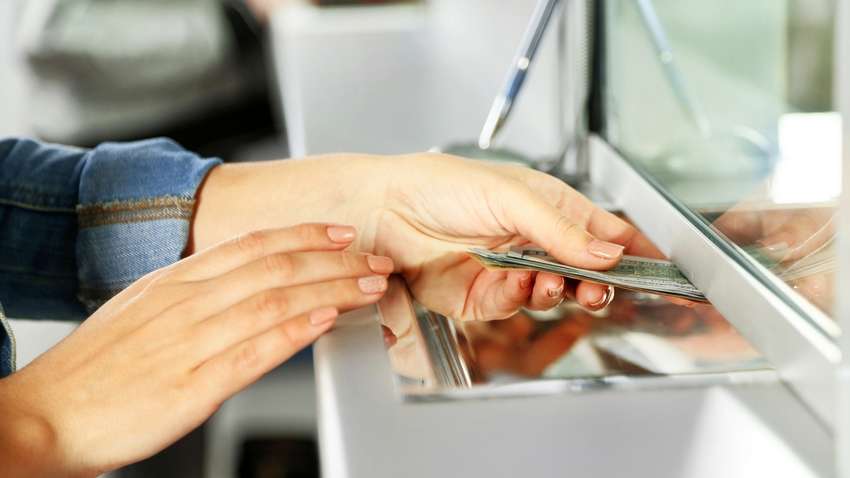 Новые правила денежных переводов и открытие воздушного пространства в Украине: каким будет вторник