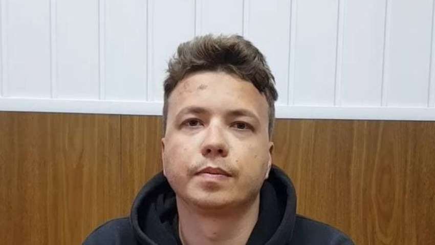 Белорусские силовики показали задержанного Романа Протасевича 