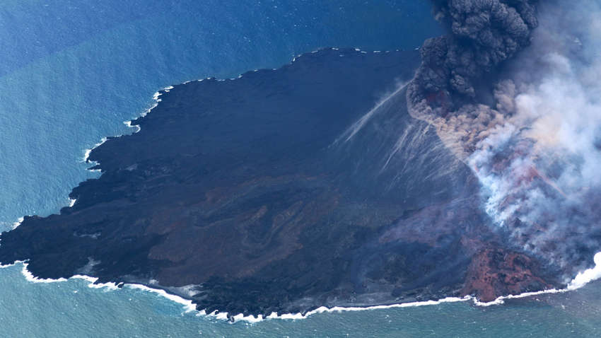 У Тихому океані за кілька днів виник новий острів, його можна побачити на знімках з супутника У Тихому океані за кілька днів виник новий острів, його можна побачити на знімках з супутника