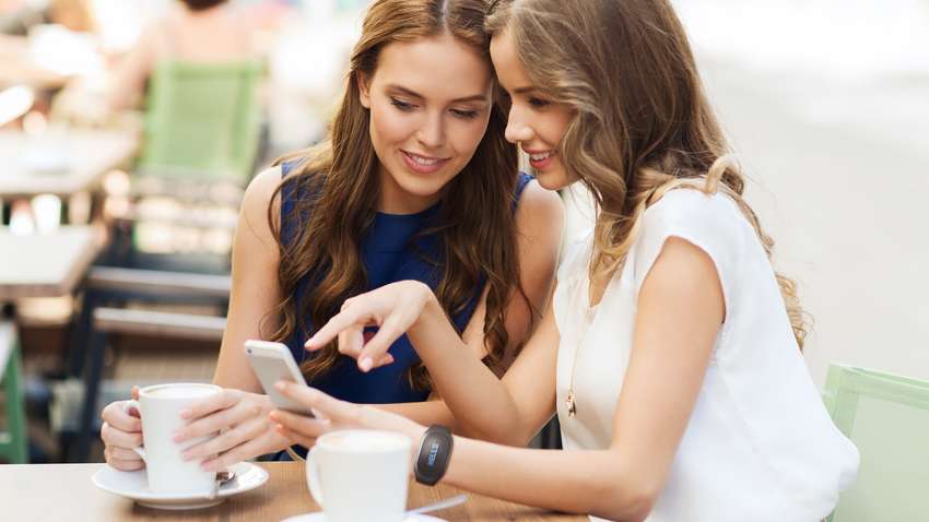 Вчені заявили, що плітки роблять жінок щасливішими