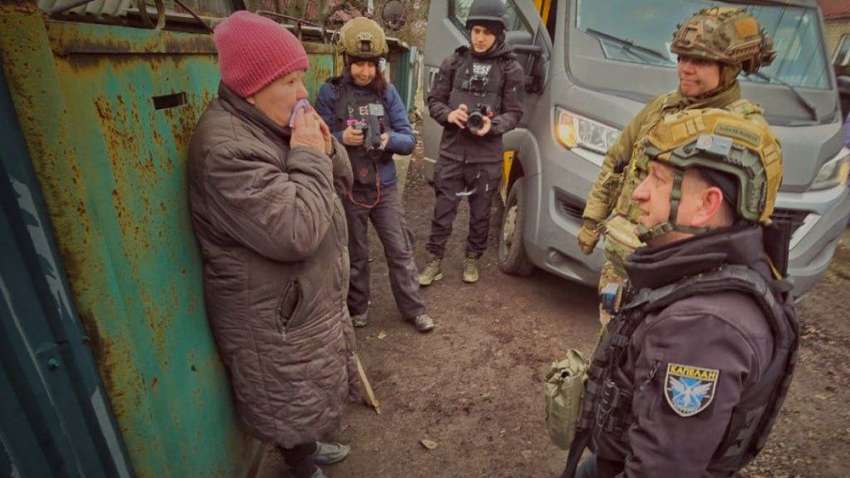 У Покровську волонтер на колінах просив місцеву жительку евакуюватися