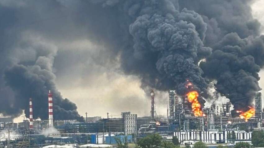 Москва у вогні та диму: рекордна кількість дронів атакувала столицю РФ