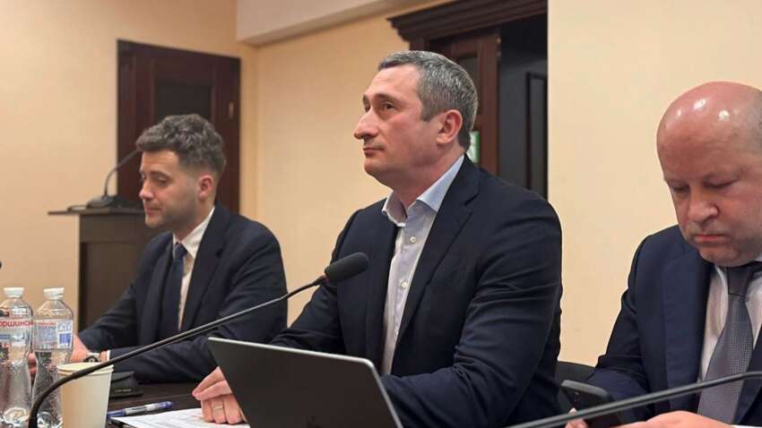 Украденные деньги на энергетике: в суде во время избрания меры пресечения Чернышеву произошел неприятный инцидент Украденные деньги на энергетике: в суде во время избрания меры пресечения Чернышеву произошел неприятный инцидент