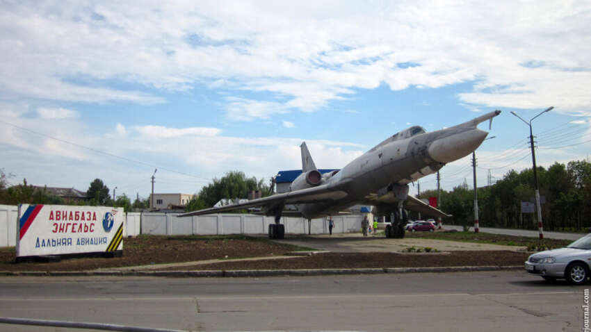 Десятки заготовочных грузовиков прибыли на авиабазу "Энгельс-2": что там происходит (ФОТО)