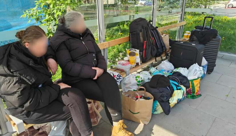 Українки оселилися на автобусній зупинці у Варшаві