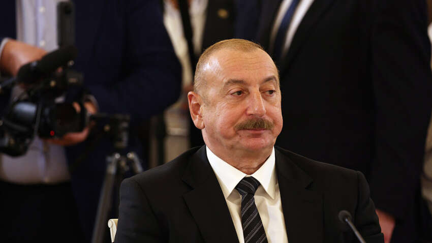 После повреждения посольства Азербайджана Алиев обсудил с Зеленским удар РФ по Киеву. После повреждения посольства Азербайджана Алиев обсудил с Зеленским удар РФ по Киеву.