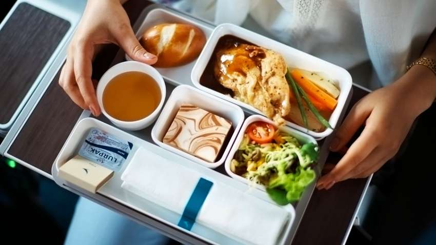 Названі продукти, які краще не їсти під час авіаперельоту