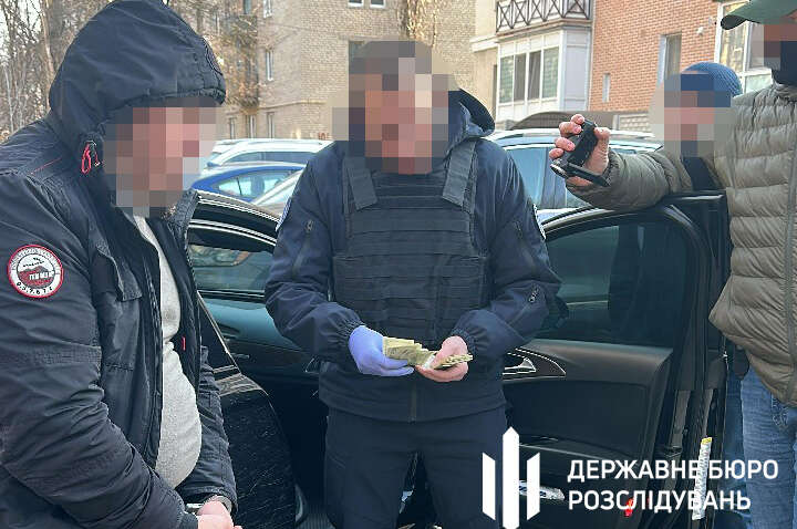 Скандал в ТЦК: родственников мобилизованных заставляли платить за «увольнение» Скандал в ТЦК: родственников мобилизованных заставляли платить за «увольнение»