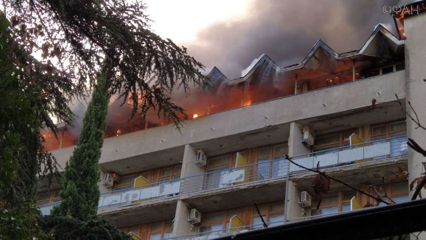 Ялта в дыму: в Крыму горит санаторий Минобороны РФ (видео)